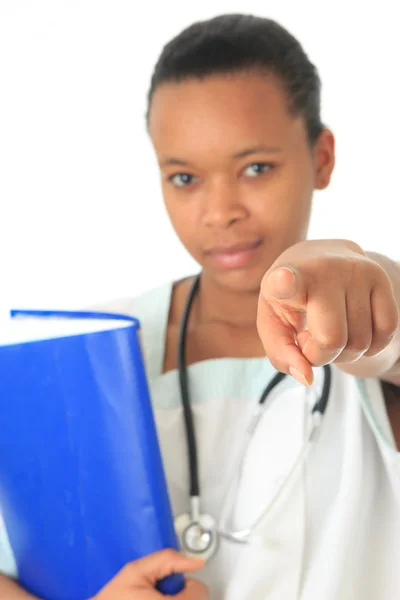 Afrika kökenli Amerikalı doktor hemşire kara kitap ve stetoskop izole — Stok fotoğraf