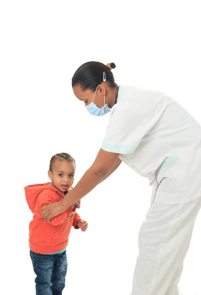 孤立した子供を持つ黒いアフリカ系アメリカ人看護師 — ストック写真