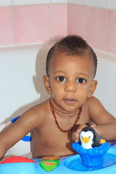 Afro-americano bebê no banho com brinquedo preto — Fotografia de Stock