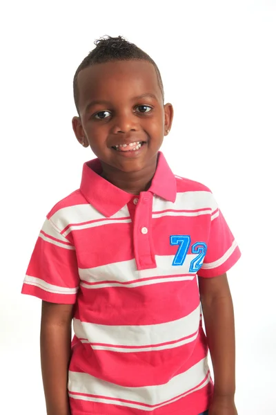 Афро-американский красивый черный ребенок, который улыбается изолированно — стоковое фото