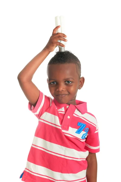 Афроамериканский ребенок с изолированной черной лампочкой — стоковое фото