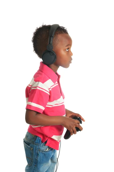 Enfant noir afro-américain écoutant de la musique isolé — Photo