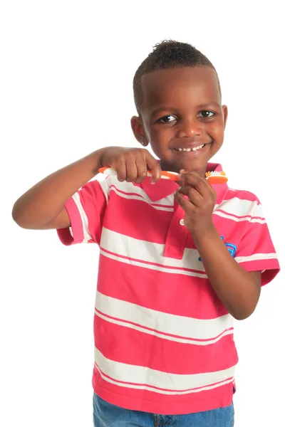 Африканский черный ребенок с изолированной зубной щеткой — стоковое фото
