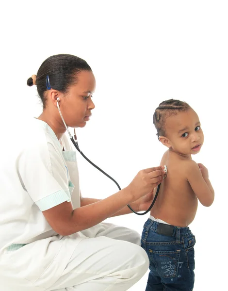 Чёрная афроамериканская медсестра с изолированным ребенком — стоковое фото