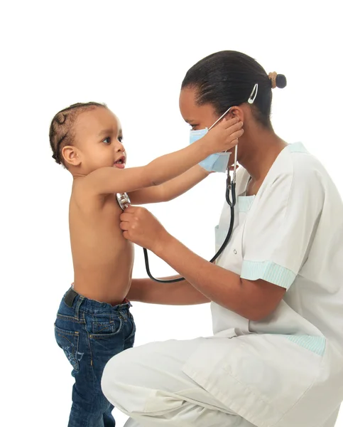 Zwarte Afrikaanse Amerikaanse verpleegster met kind geïsoleerd Stockafbeelding