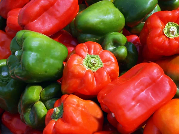 Red and Green Bell Peppers — Stockfoto