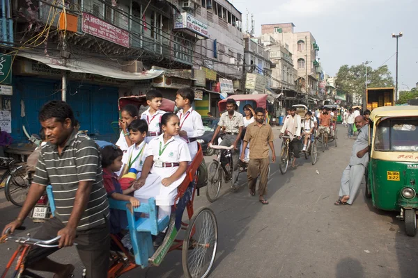오래 된 델리에서 거리에 교통 — 스톡 사진