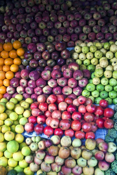 Vruchten te koop — Stockfoto