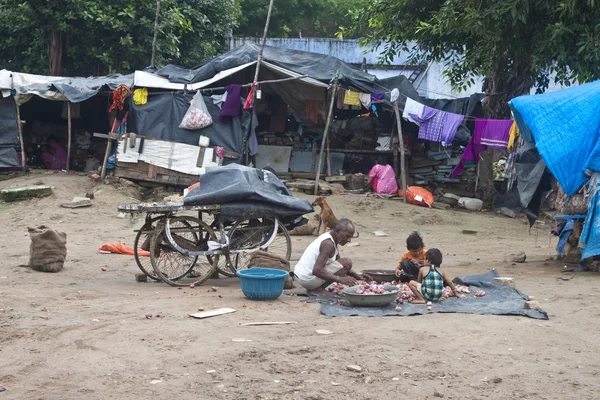 Pauvres non identifiés vivant dans un bidonville — Photo