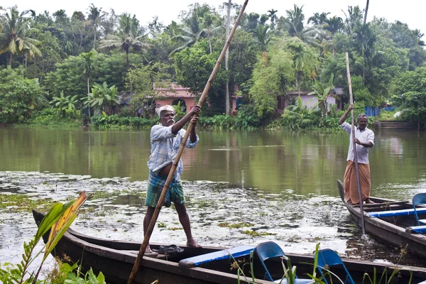 Hombres en canoa — Foto de Stock