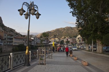 yerli halk ve turistler yesilirmak Nehri boyunca yürümek