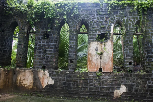 废弃的教堂的废墟 — 图库照片