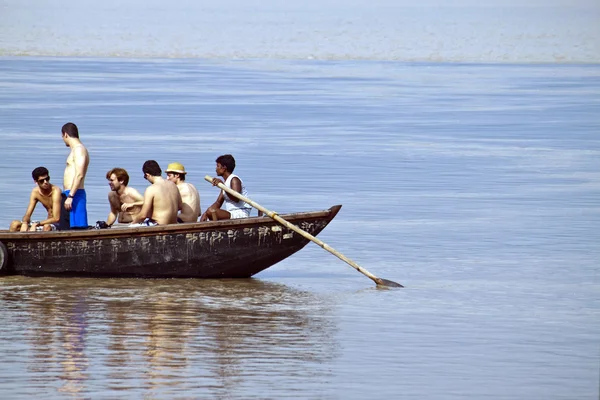 Turistas no identificados en un barco — Foto de Stock