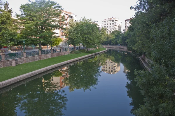 Fluss in der Stadt Eskisehir — Stockfoto