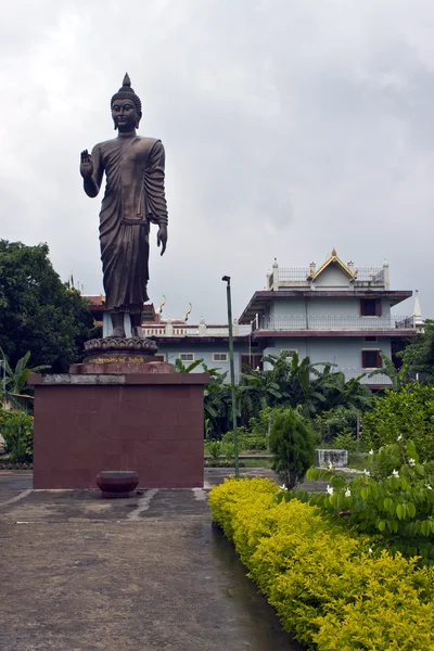 Boeddha standbeeld in bodhgaya — Stockfoto