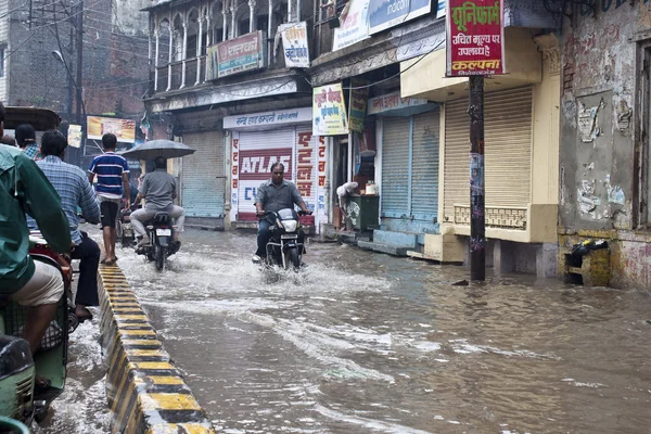 Rua inundada em Varanasi — Fotografia de Stock