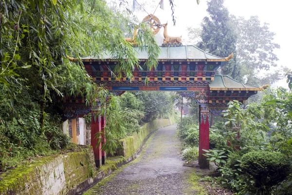 Ворота в буддийский монастырь — стоковое фото