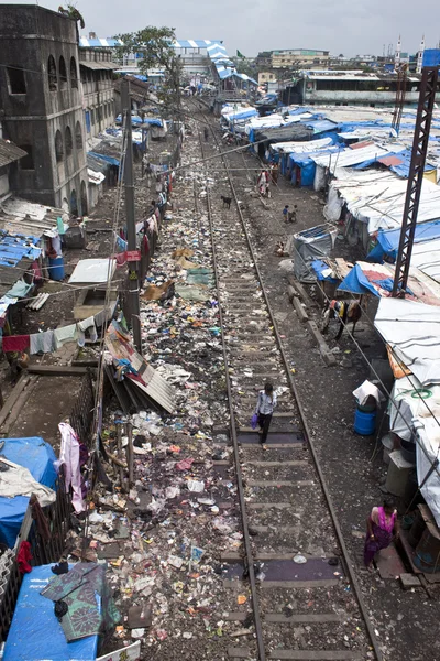 Slum nær jernbanen i Mumbai – stockfoto