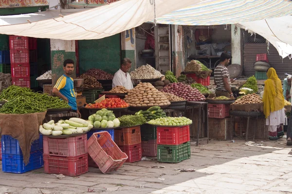 身份不明的蔬菜在市场上的卖家 — 图库照片