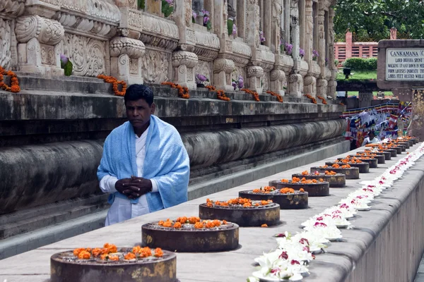 Devotte vedle chrám Mahábódhi v bodhgaya — Stock fotografie