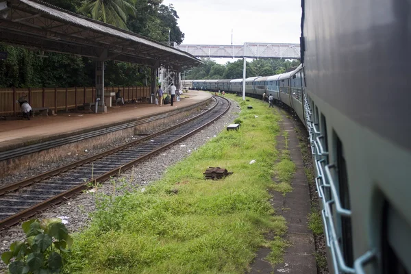 Passagiers op een lokale trein stoppen — Stockfoto