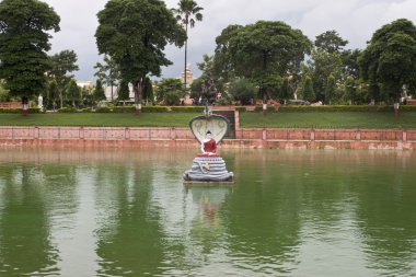 Göl yanındaki bodhgaya mahabodhi Tapınağı