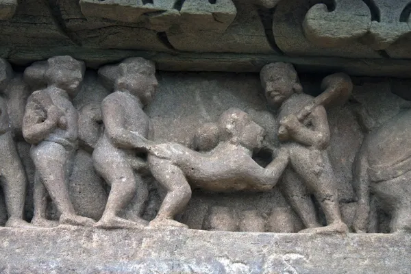 Деталь эротической резьбы на храме — стоковое фото