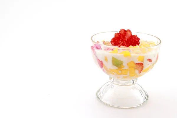 Na białym tle owoc sałatka z jogurtem — Zdjęcie stockowe