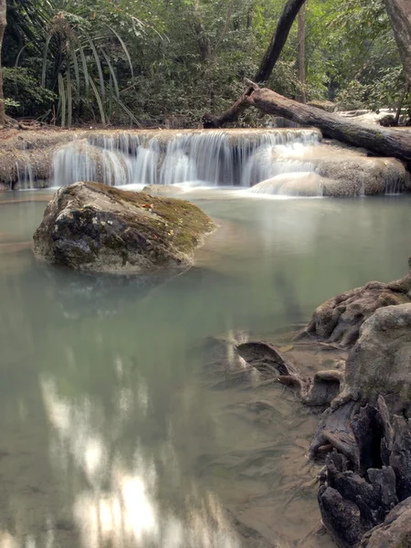 Uma cachoeira natural — Fotografia de Stock