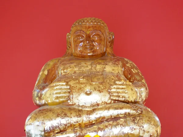 Socha Buddhy s červeným pozadím — Stock fotografie