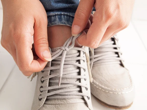 Завяжите шнурки для обуви — стоковое фото