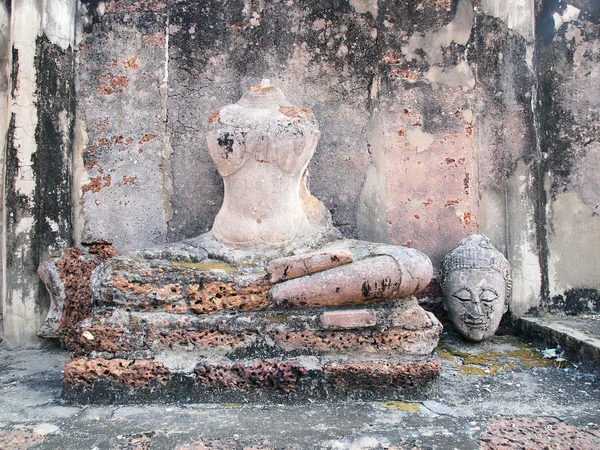 Boeddha hoofd is gebroken — Stockfoto