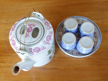 fincan çay ve bir bardak çay