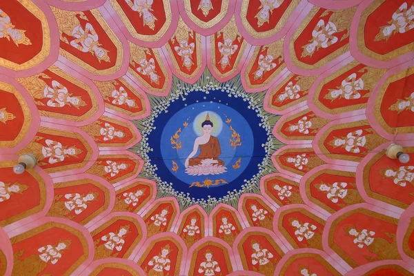 绘画佛教寺庙的天花板上 — 图库照片