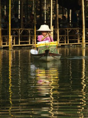 Ayutthaya Aralık 2009.female piyasa küreği müşteriye klong sra yay Market, ayutthaya, Tayland