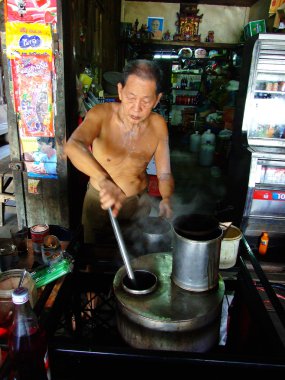 Bangkok Ekim 2010.on sıcak bir gün, yaşlı adam oldu kahve müşterilere loung phang Market, bangkok Tayland