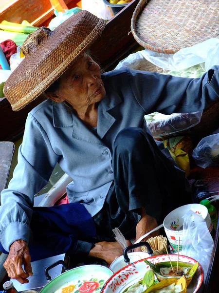 Bangkok December 2007.The old woman's female customers at Damnoen Saduak floating market, Bangkok Thailand — Stock Photo, Image