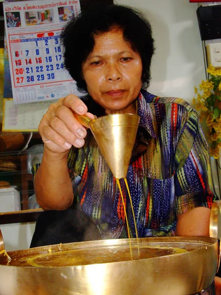 Bangkok maggio 2008.Thai food Femmina. Dolci thailandesi sono spesso facendo lo sguardo a Ko Kret, Bangkok Thailandia — Foto Stock