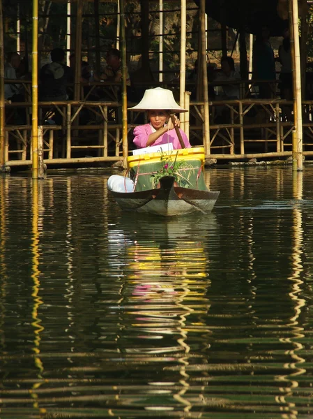 Ayutthaya dezember 2009.female market ruder zum kunden am klong sra bow market, ayutthaya thailand — Stockfoto