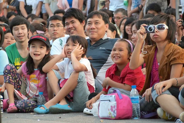 Bangkok December 2010. Audience to see the pantomime outdoors at Lum Pi Ni Garden , Bangkok Thailand — Stock Photo, Image