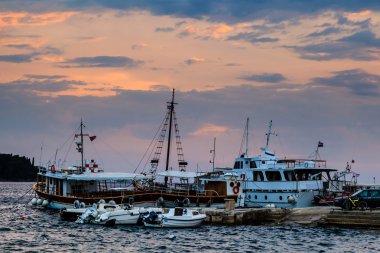 gün batımında, Hırvatistan bir Rovinj city yakınındaki birçok tekne