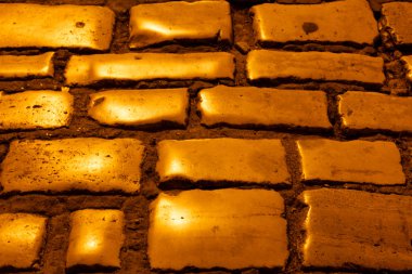 Işıklı altın cobblestones Rovinj, gece, Hırvatistan