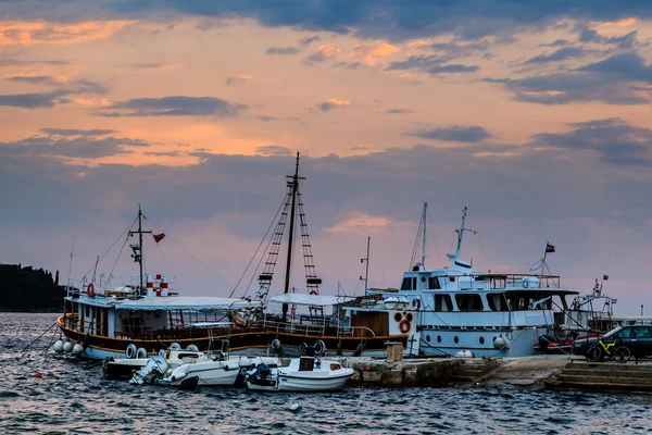 Molte barche vicino alla città di Rovigno al tramonto, Croazia — Foto Stock