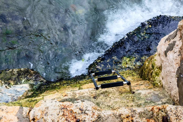Woda po schodach na kamienistej plaży w rovinj, croatia — Zdjęcie stockowe
