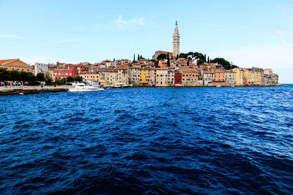 중세 도시의 Rovinj 둘러싸인 푸른 바다, 크로아티아 — 스톡 사진