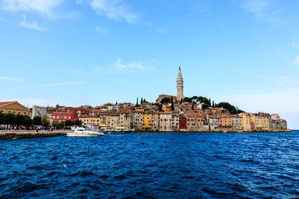 Middeleeuwse stad van rovinj omringd door blauwe zee, Kroatië — Stockfoto