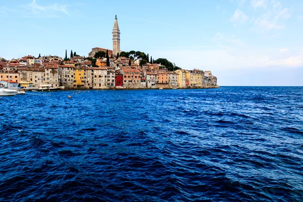 中世纪城市的罗维尼包围蓝色的大海，克罗地亚 — 图库照片