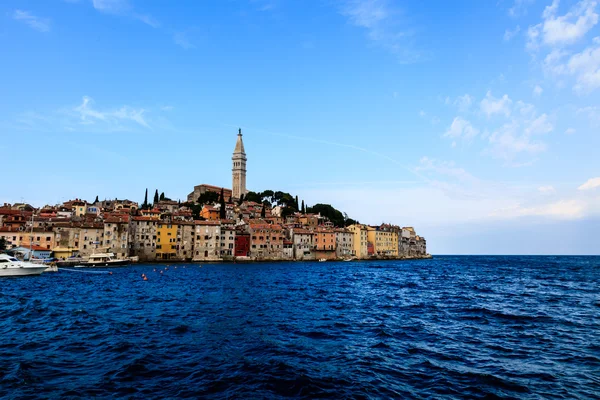 中世纪城市的罗维尼包围蓝色的大海，克罗地亚 — 图库照片
