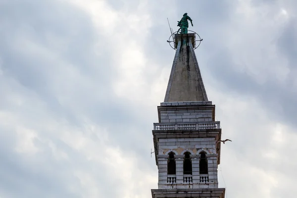 ロヴィニ、クロアチアで聖ユーフェミア ・ リ ・大聖堂の鐘楼 — ストック写真