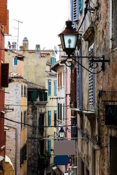 狭窄的街道在城市罗维尼，克罗地亚 — 图库照片
